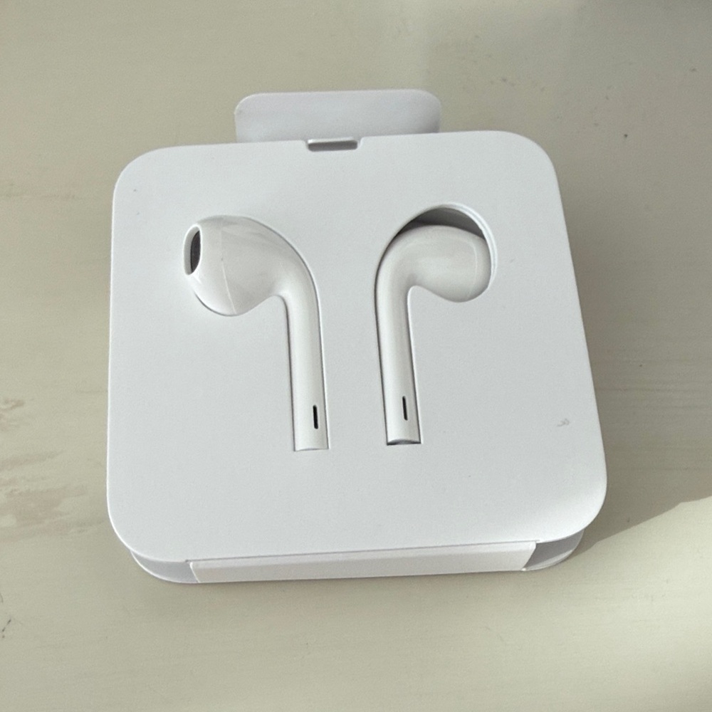 White Wired Earbuds